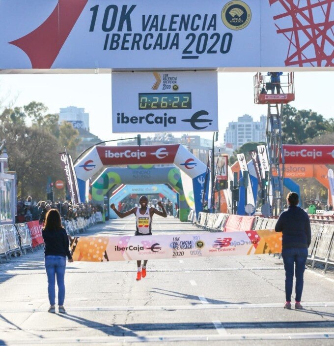 Kipruto ngay trước khoảnh khắc về đích, lập kỷ lục thế giới chạy 10km ở giải chạy Valencia 2020. Ảnh: Valencia Ciudad del Running