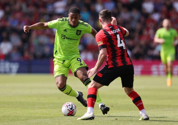 Martial (số 9) chơi kém hiệu quả trước khi rời sân trong trận thắng Bournemouth 1-0 hôm 20/5. Ảnh: Reuters