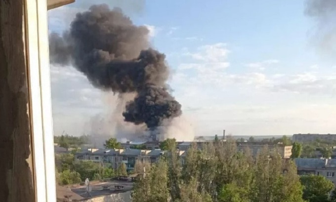Cột khói bốc lên sau vụ tập kích tên lửa tại Lugansk hôm 12/5. Ảnh: Ria Novosti