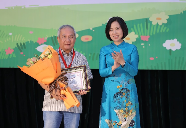 Writer Tran Duc Tien received the 