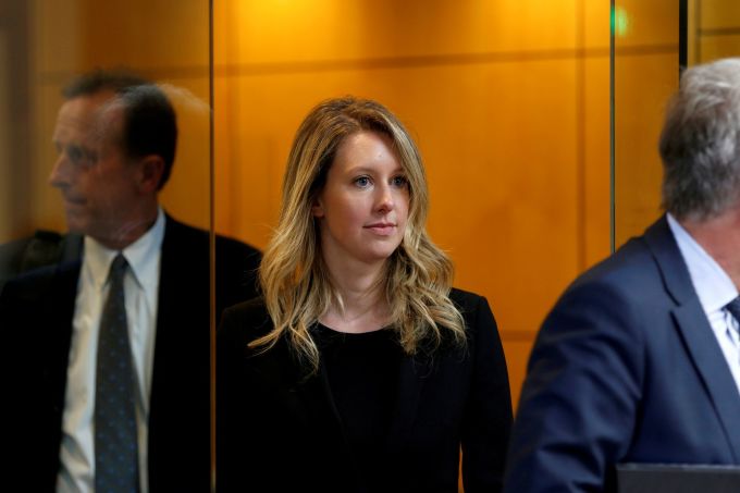 Elizabeth Holmes rời một phiên tòa ở San Francisco năm 2019. Ảnh: Reuters