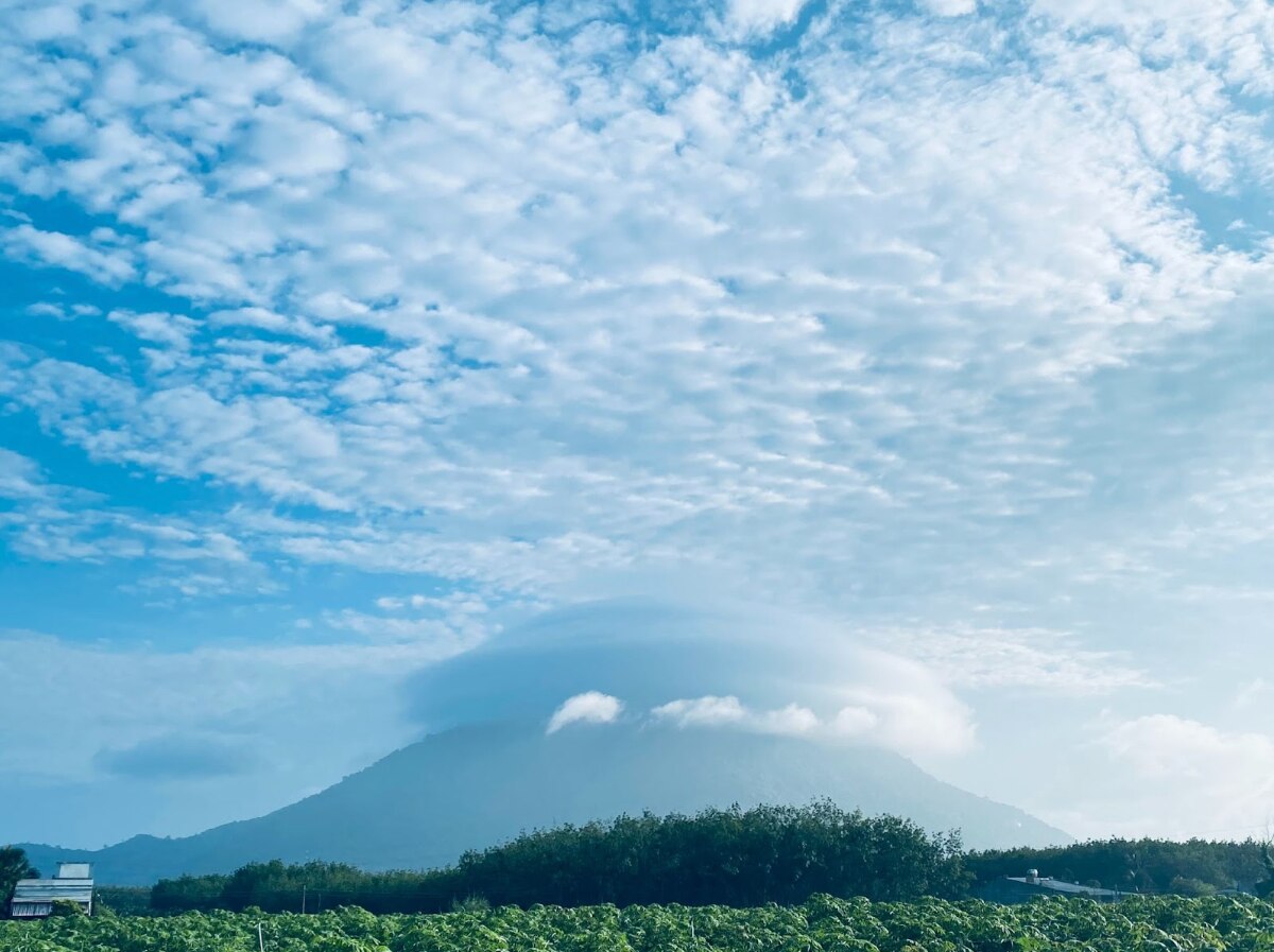 Núi Bà Đen lại đón mây 'đĩa bay' ngay trước Lễ mừng Phật Đản  - Ảnh 1.