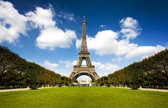Khu vực tháp Eiffel ở Paris đã và đang được phủ nhiều cây xanh