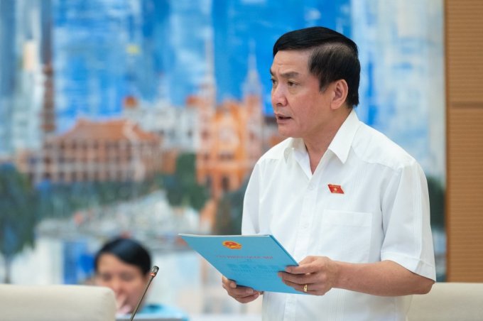Ông Bùi Văn Cường, Tổng thư ký, Chủ nhiệm Văn phòng Quốc hội trình bày báo cáo chuẩn bị kỳ họp thứ 5 Quốc hội khoá XV, ngày 13/5. Ảnh: Hoàng Phong