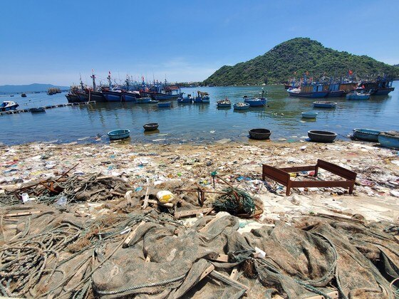 Rác tràn ngập cửa biển, cảng cá ở Bình Định