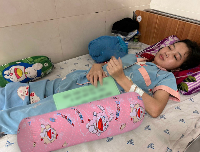 Chị Thu Trang nằm liệt trước khi mổ. Ảnh: Bệnh nhân cung cấp