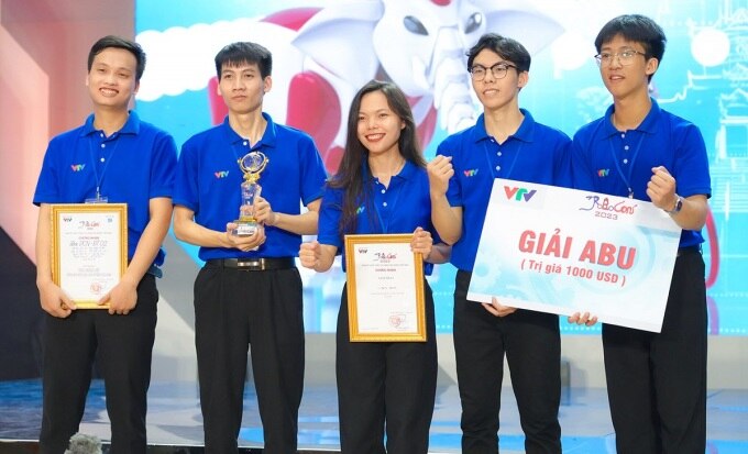 Các thành viên đội DCN-DT 02 Đại học Công nghiệp Hà Nội nhận giải thưởng, chứng nhận và cúp vô địch từ ban tổ chức. Ảnh: Trường Đại học Công nghiệp Hà Nội