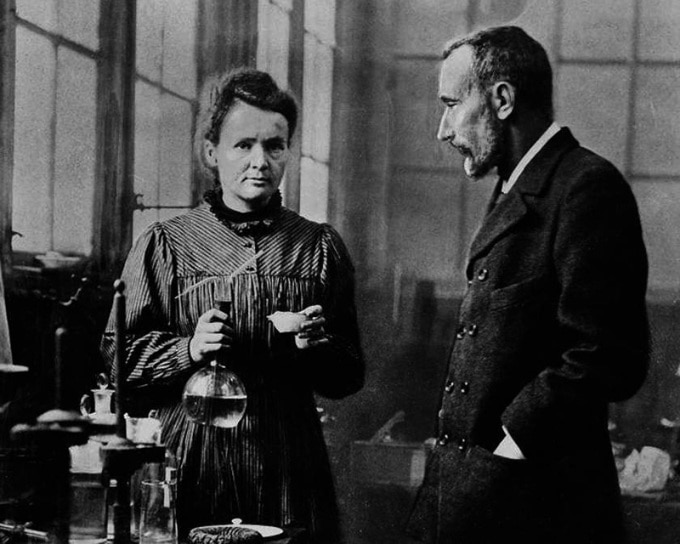 Marie Curie cùng chồng, Pierre Curie. Ảnh: Wikimedia