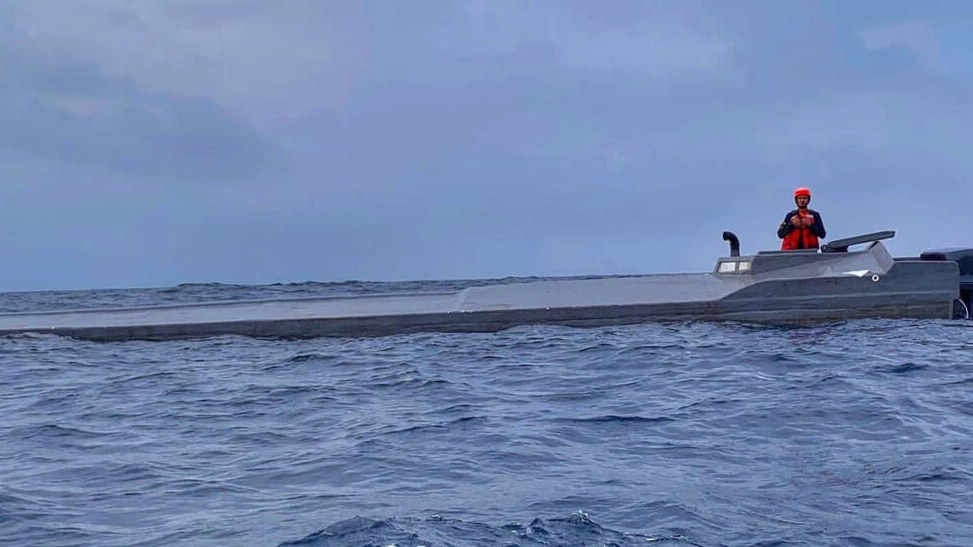 Hải quân Colombia bắt tàu bán ngầm tự chế chở ma túy lớn nhất - Ảnh 1.