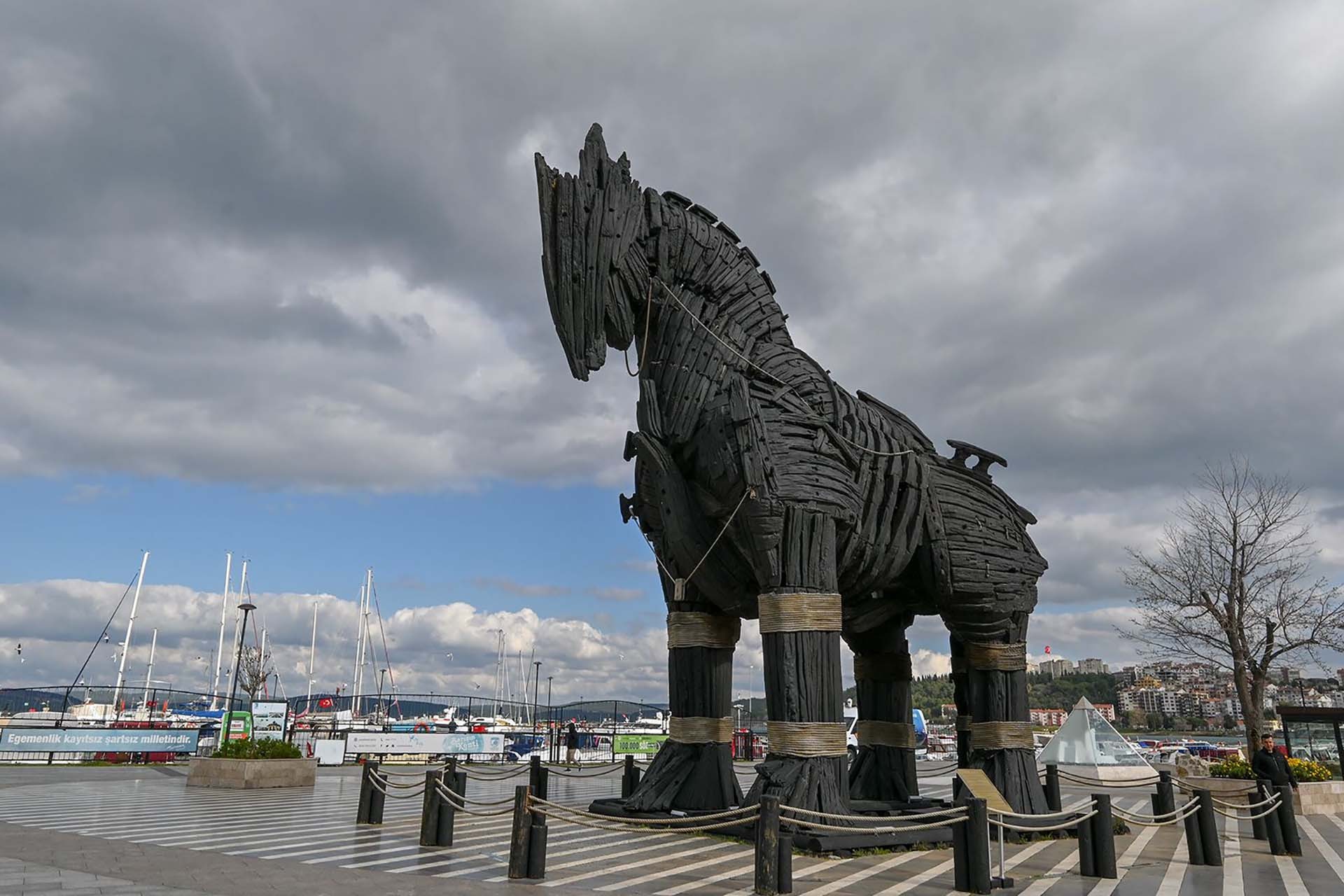 Con ngựa gỗ khổng lồ ở bến cảng thành phố Çanakkale. (Nguồn: CNN)