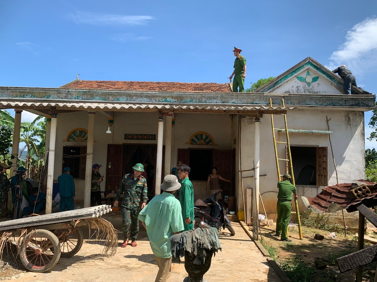 Thừa Thiên – Huế: Lực lượng vũ trang giúp dân lợp lại mái nhà sau giông lốc - Ảnh 1.