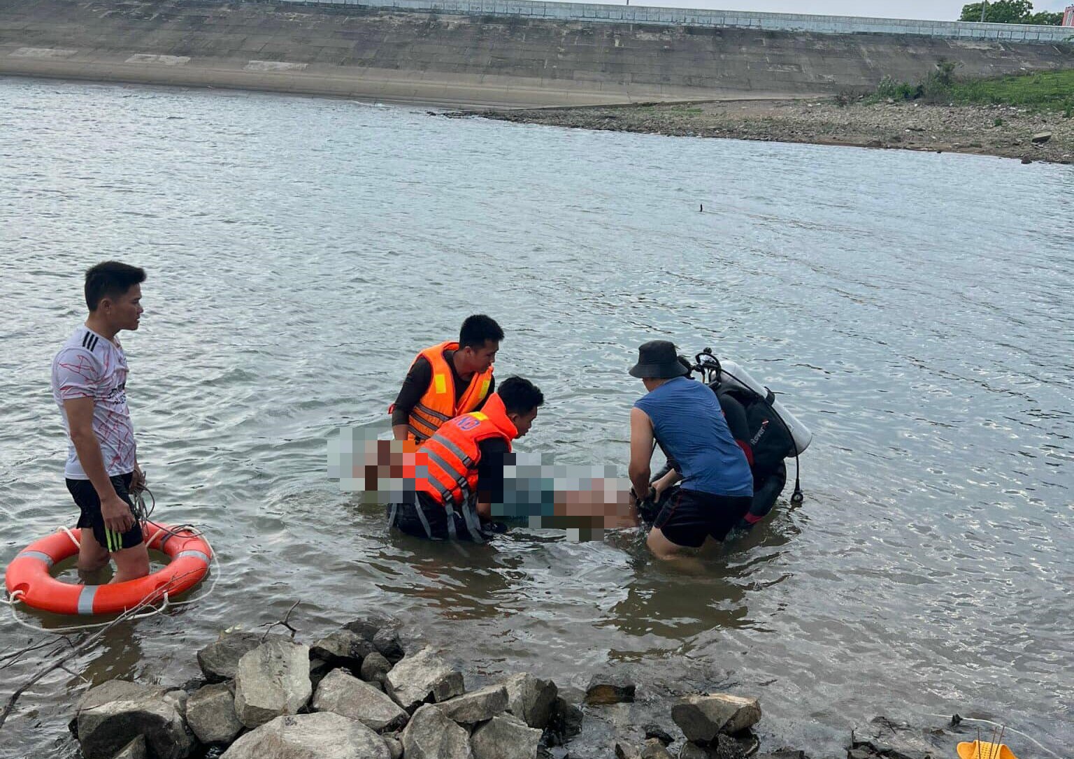 Ninh Thuận: Tìm thấy thi thể nạn nhân bị đuối nước trong hồ thủy lợi Sông Sắt - Ảnh 2.