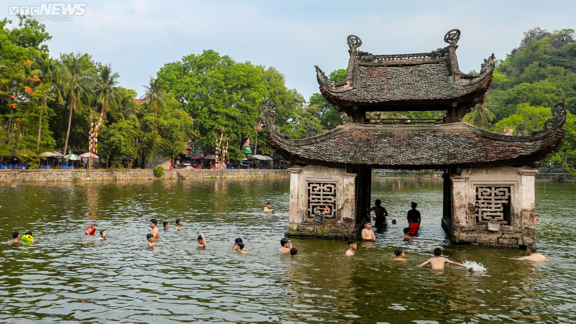 Trẻ em Hà Nội thích thú tắm ‘giải nhiệt’ dưới hồ nghìn năm tuổi - 1