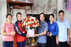 Lãnh đạo huyện Yên Lập chúc mừng VĐV đạt HCV SEA Games 32