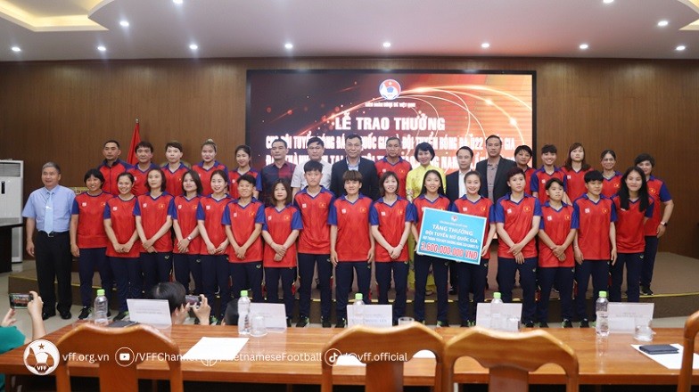 SEA Games 32: VFF trao tiền thưởng cho đội tuyển nữ Việt Nam và U22 Việt Nam