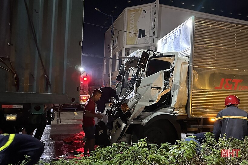 Va chạm mạnh với xe container, tài xế xe tải may mắn thoát chết