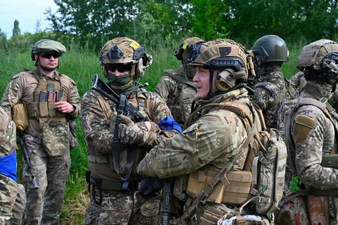 Các thành viên của Binh đoàn Tình nguyện Ukraine ở miền bắc Ukraine, gần biên giới Nga, ngày 24/5. Ảnh: AFP