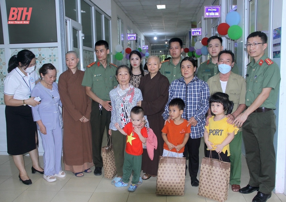 Tặng quà cho các bệnh nhi đang điều trị tại Bệnh viện Nhi Thanh Hóa