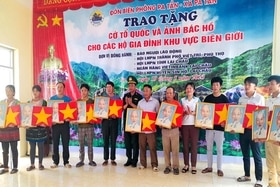 Phú Thọ trao hơn 5.000 cờ Tổ quốc và ảnh Bác Hồ cho vùng biên giới tỉnh Lai Châu