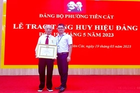 Đảng bộ thành phố Việt Trì: 647 đảng viên được tặng và truy tặng Huy hiệu Đảng