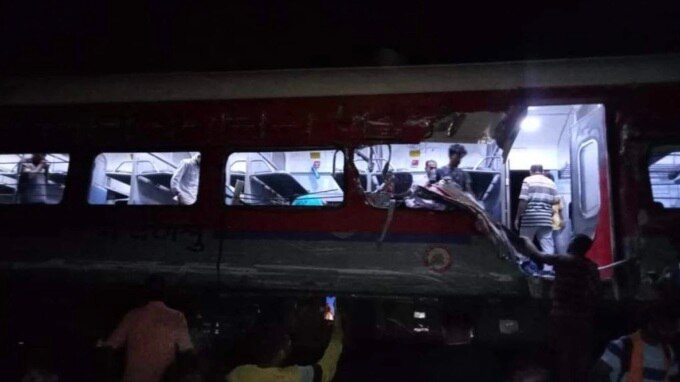 Một toa tàu bị xé toạc sau va chạm trong vụ tông liên hoàn ba đoàn tàu đêm 2/6 ở bang Odisha. Ảnh: India Today
