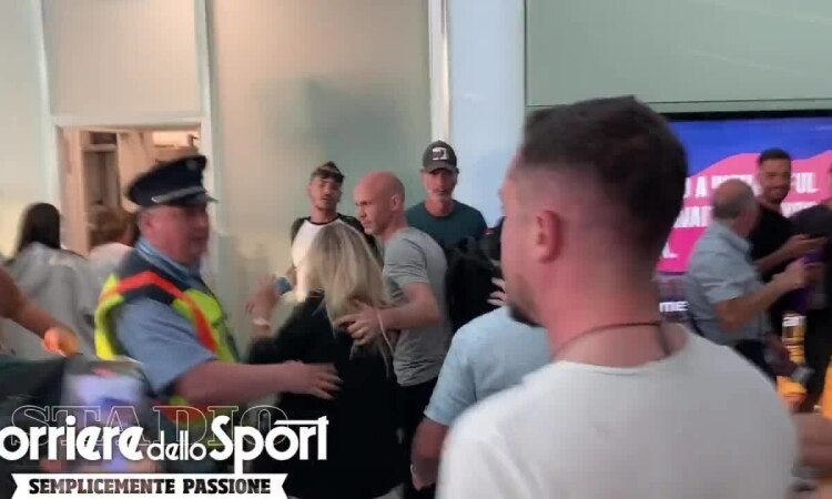 ローマファンがブダペスト空港でアンソニー・テイラー主審を襲撃