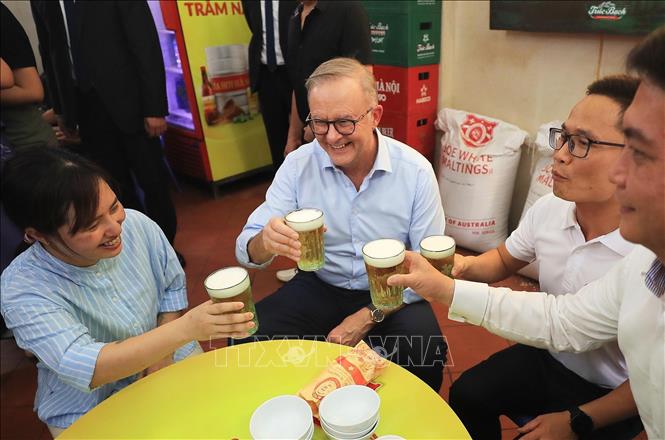 Thủ tướng Úc uống bia hơi với đậu rán, lạc luộc - Ảnh 9.