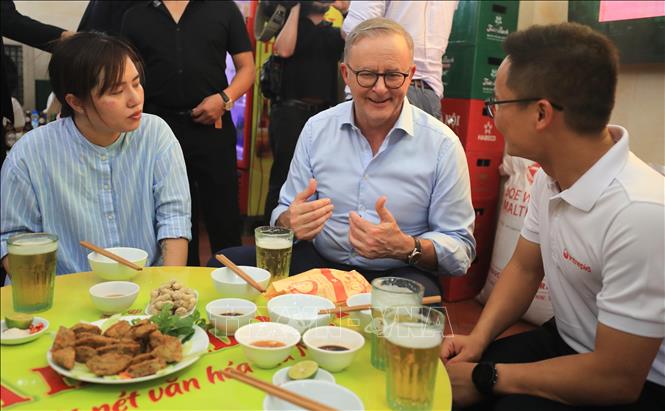 Thủ tướng Úc uống bia hơi với đậu rán, lạc luộc - Ảnh 8.