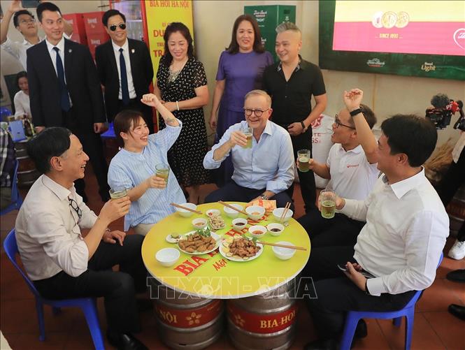 Thủ tướng Úc uống bia hơi với đậu rán, lạc luộc - Ảnh 13.