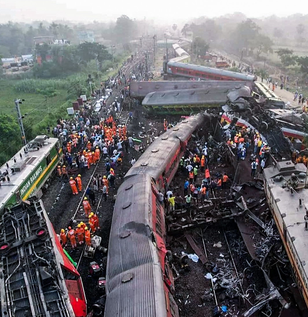 Hiện trường vụ tai nạn đường sắt thảm khốc tại Ấn Độ - Ảnh 2.