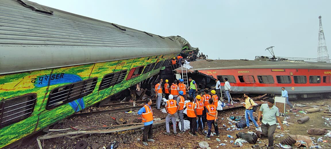 Hiện trường vụ tai nạn đường sắt thảm khốc tại Ấn Độ - Ảnh 3.