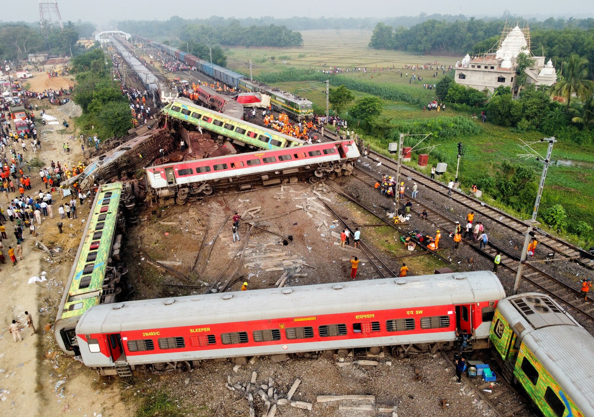 Hiện trường vụ tai nạn đường sắt thảm khốc tại Ấn Độ - Ảnh 7.