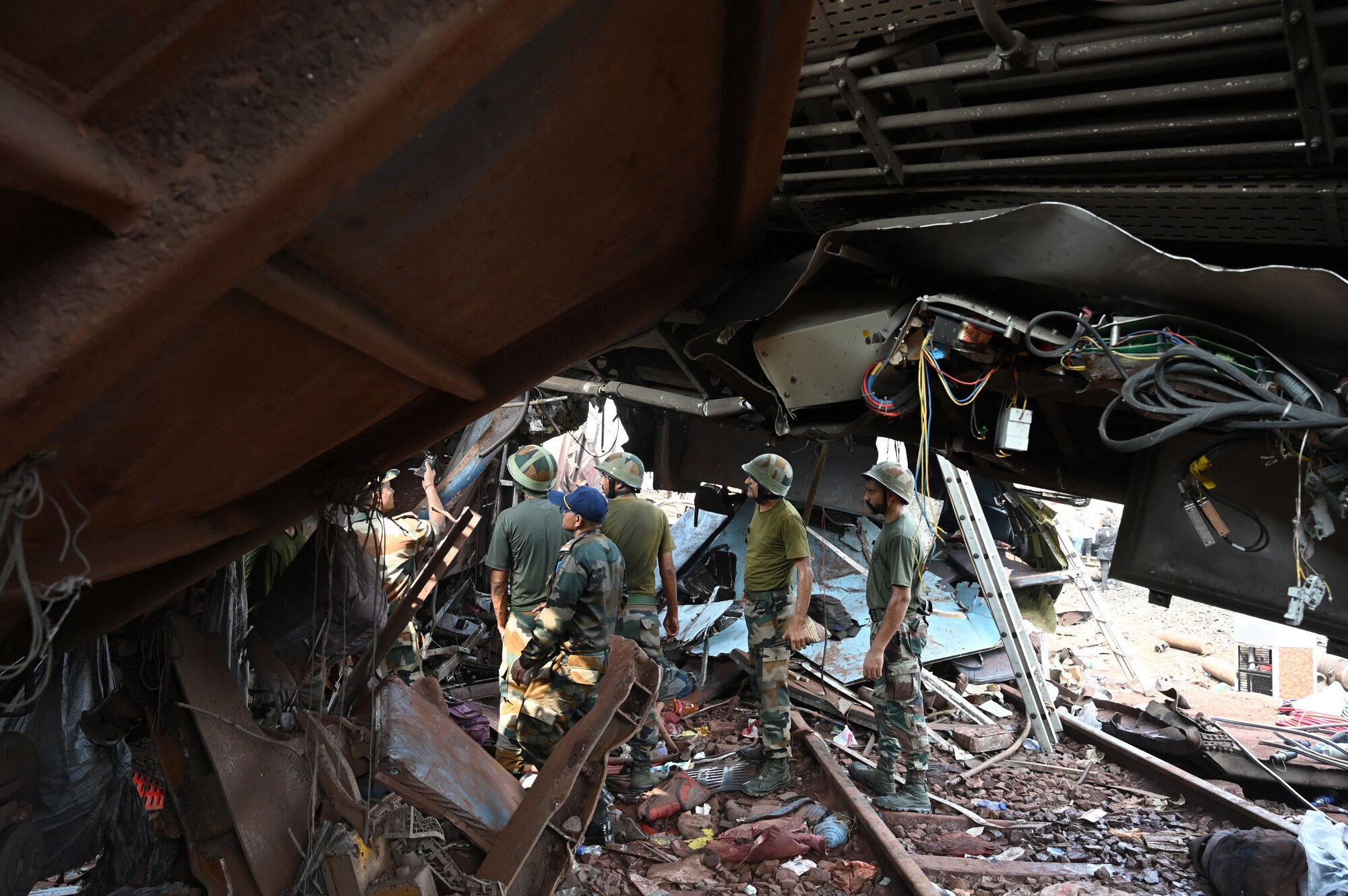 Hiện trường vụ tai nạn đường sắt thảm khốc tại Ấn Độ - Ảnh 9.