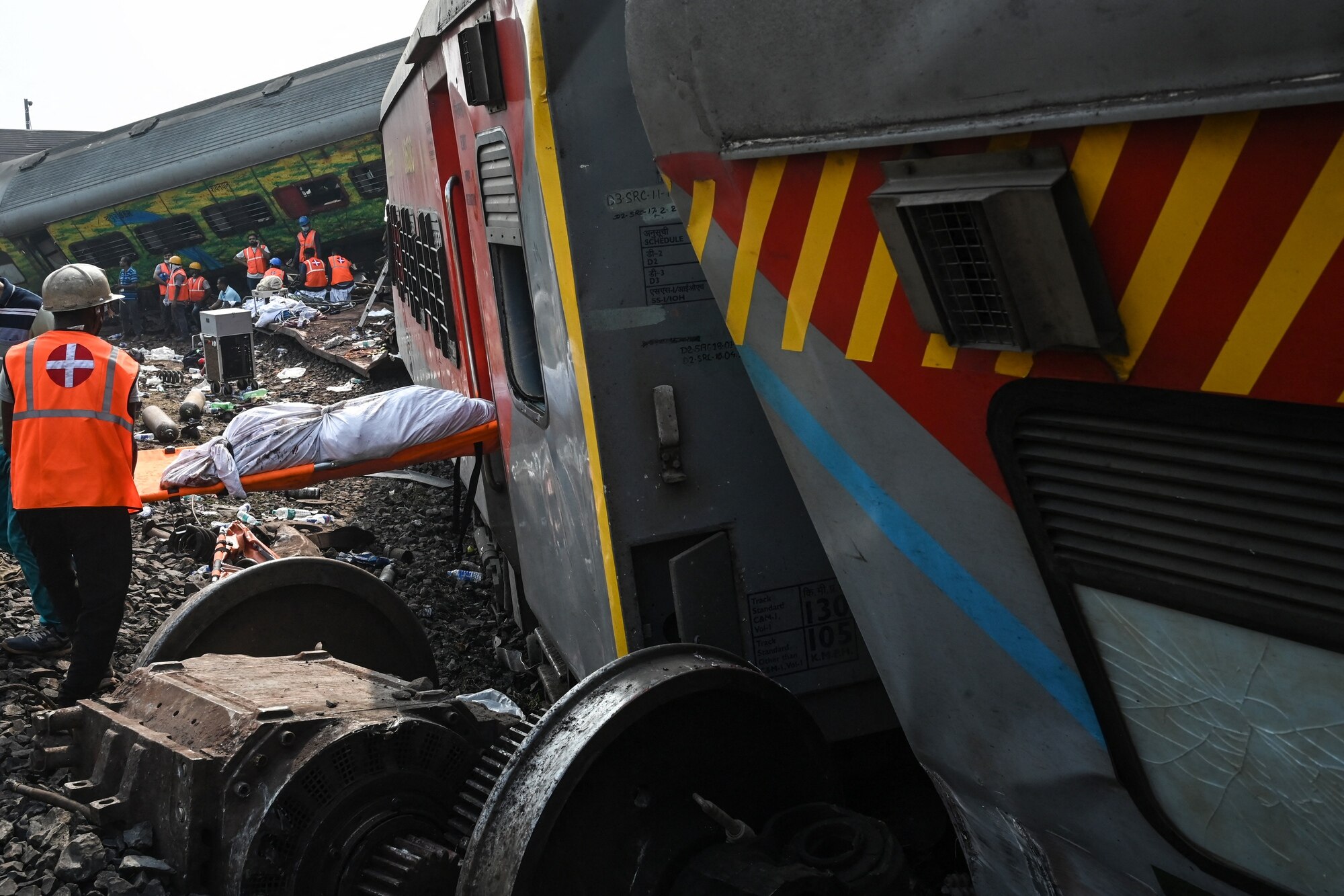 Hiện trường vụ tai nạn đường sắt thảm khốc tại Ấn Độ - Ảnh 11.