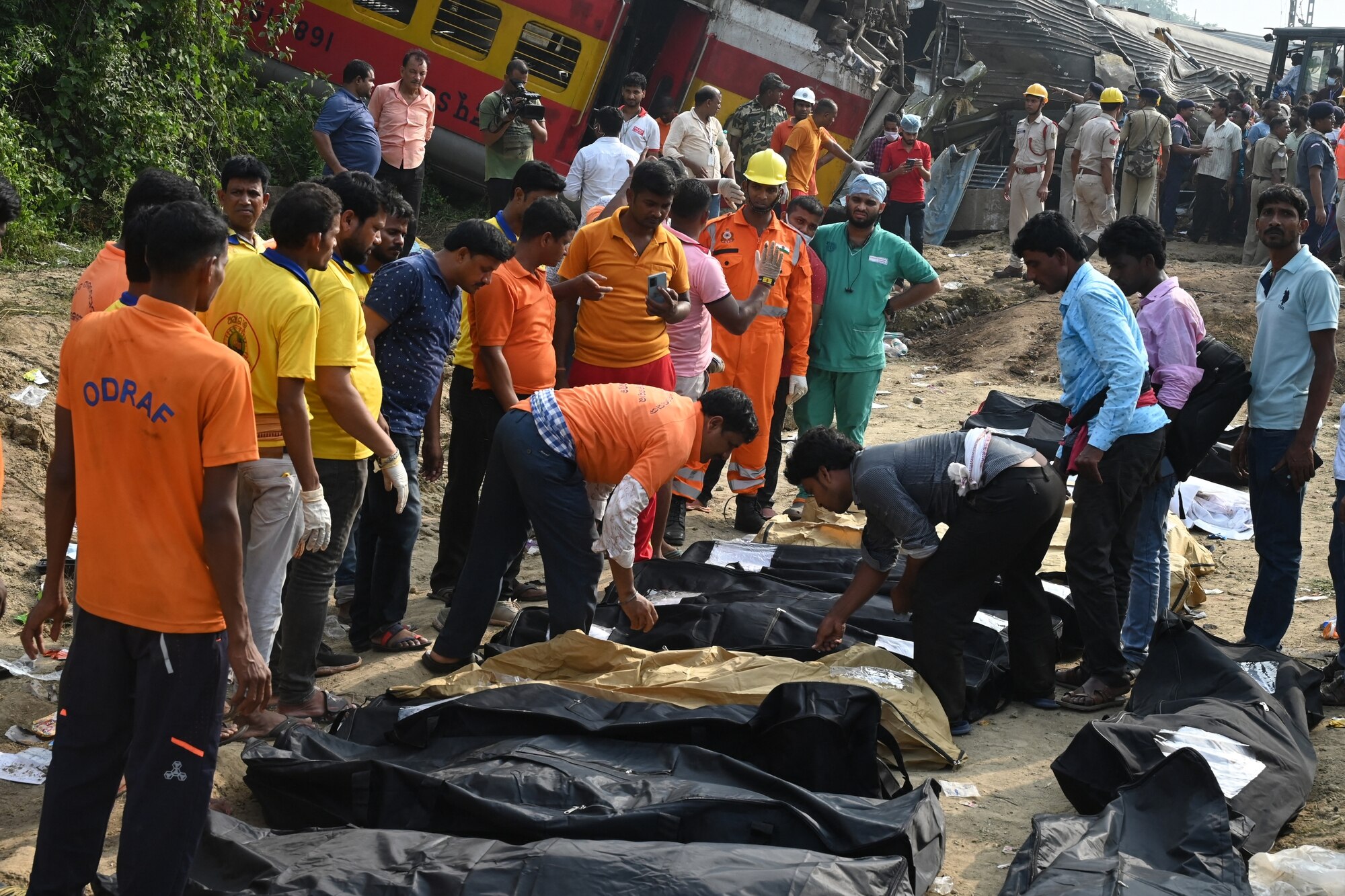 Hiện trường vụ tai nạn đường sắt thảm khốc tại Ấn Độ - Ảnh 12.