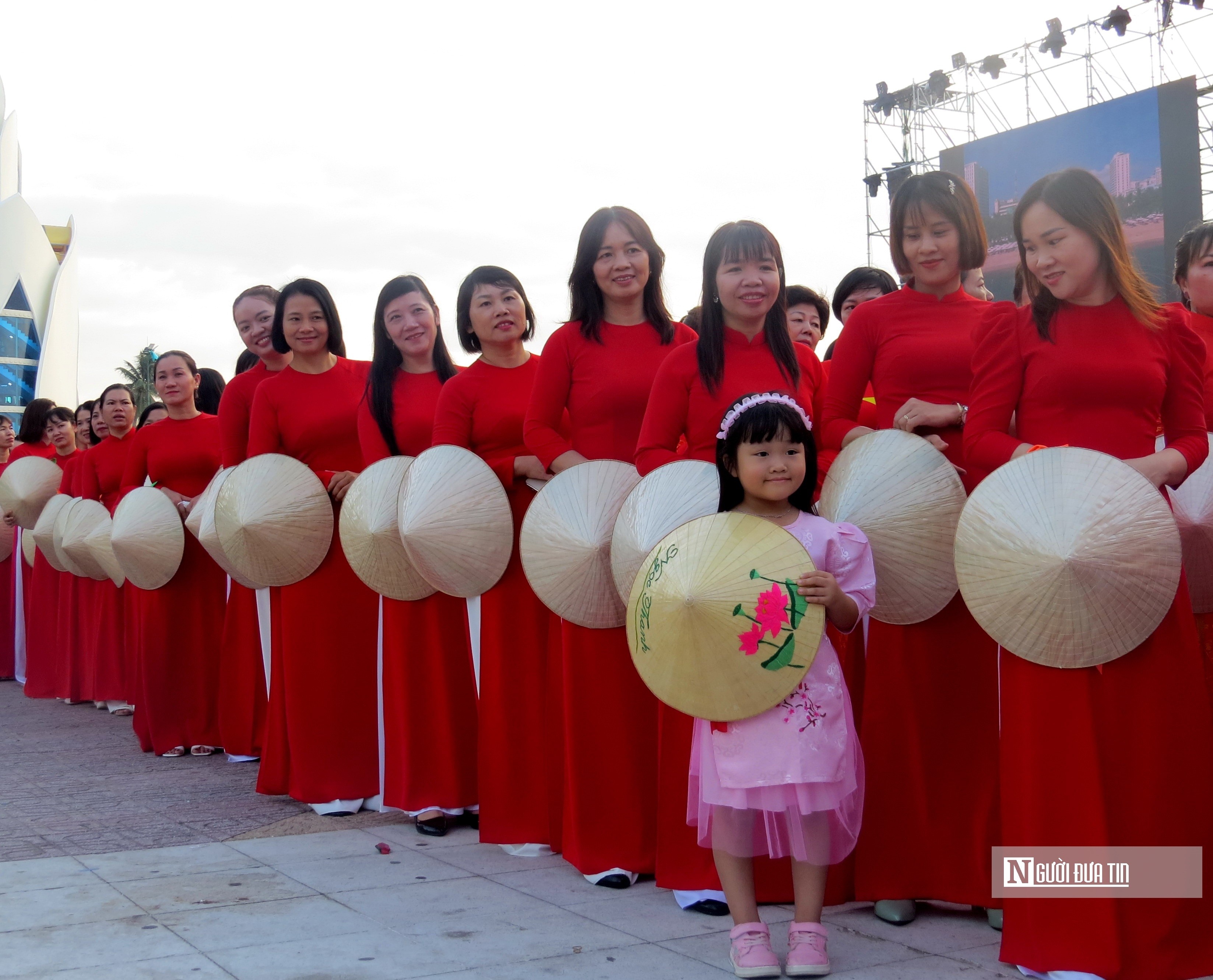 Sự kiện - Hơn 6.000 phụ nữ Khánh Hòa diễu hành tôn vinh áo dài trên phố (Hình 7).