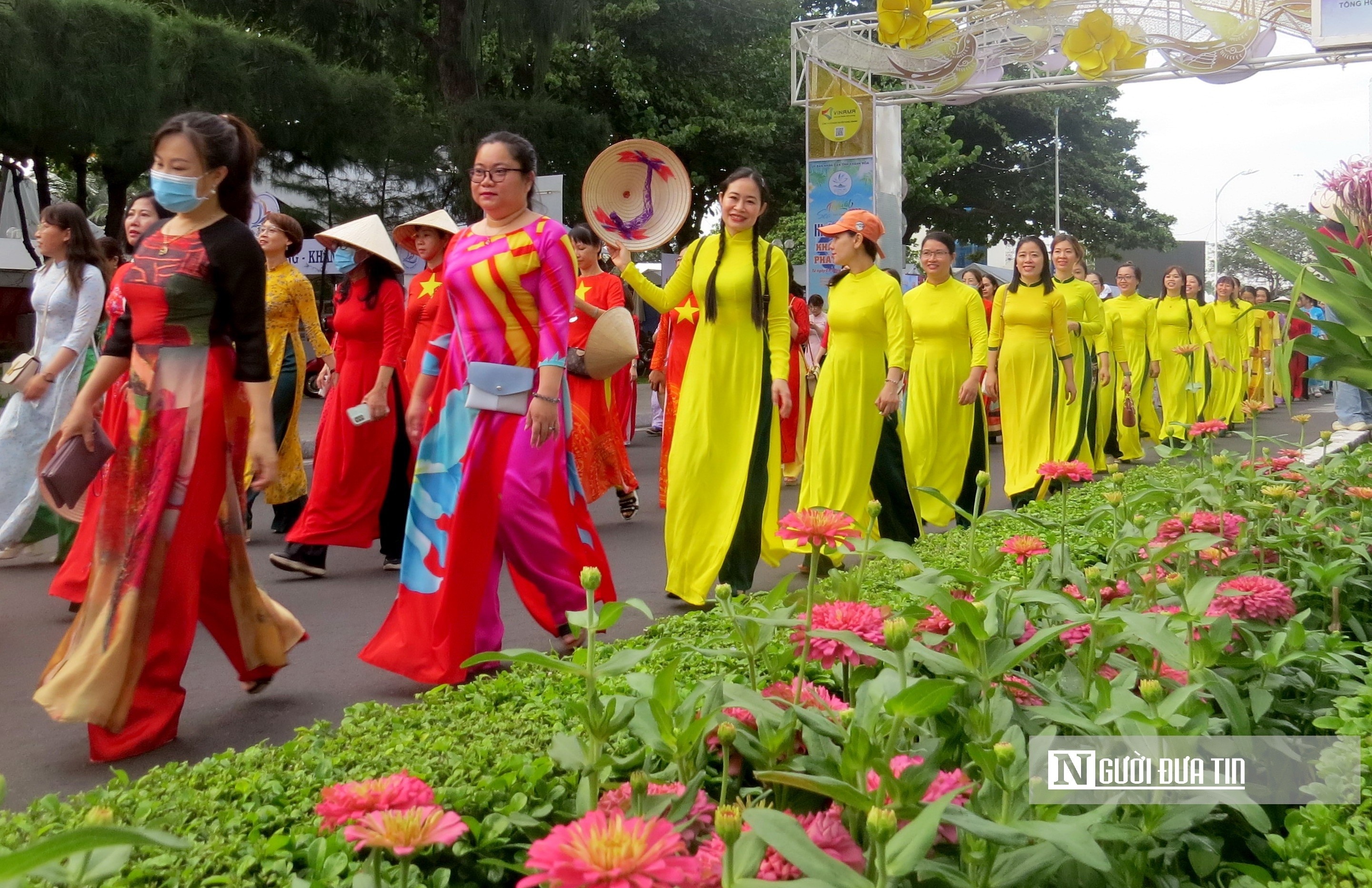 Sự kiện - Hơn 6.000 phụ nữ Khánh Hòa diễu hành tôn vinh áo dài trên phố (Hình 9).