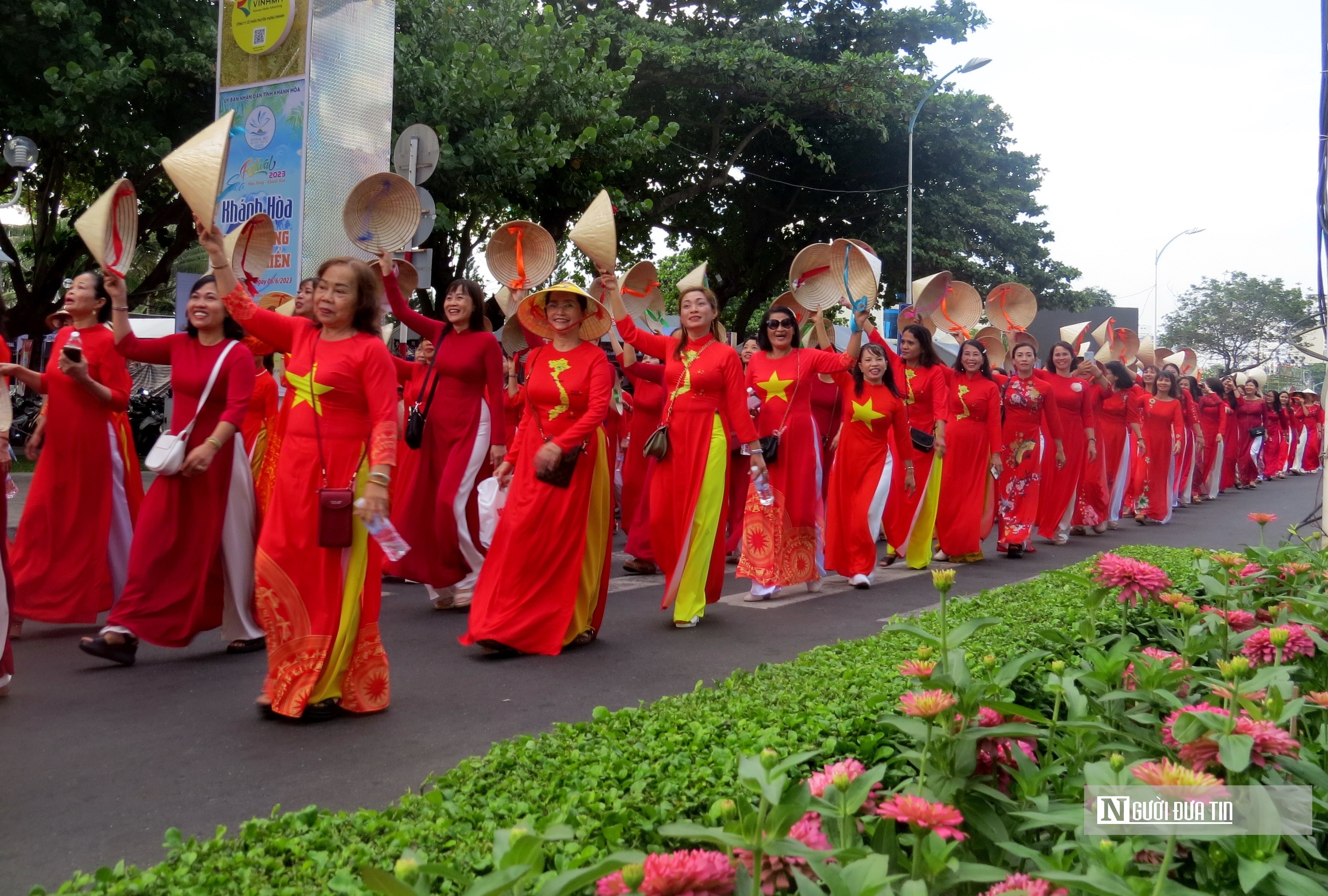 Sự kiện - Hơn 6.000 phụ nữ Khánh Hòa diễu hành tôn vinh áo dài trên phố (Hình 10).