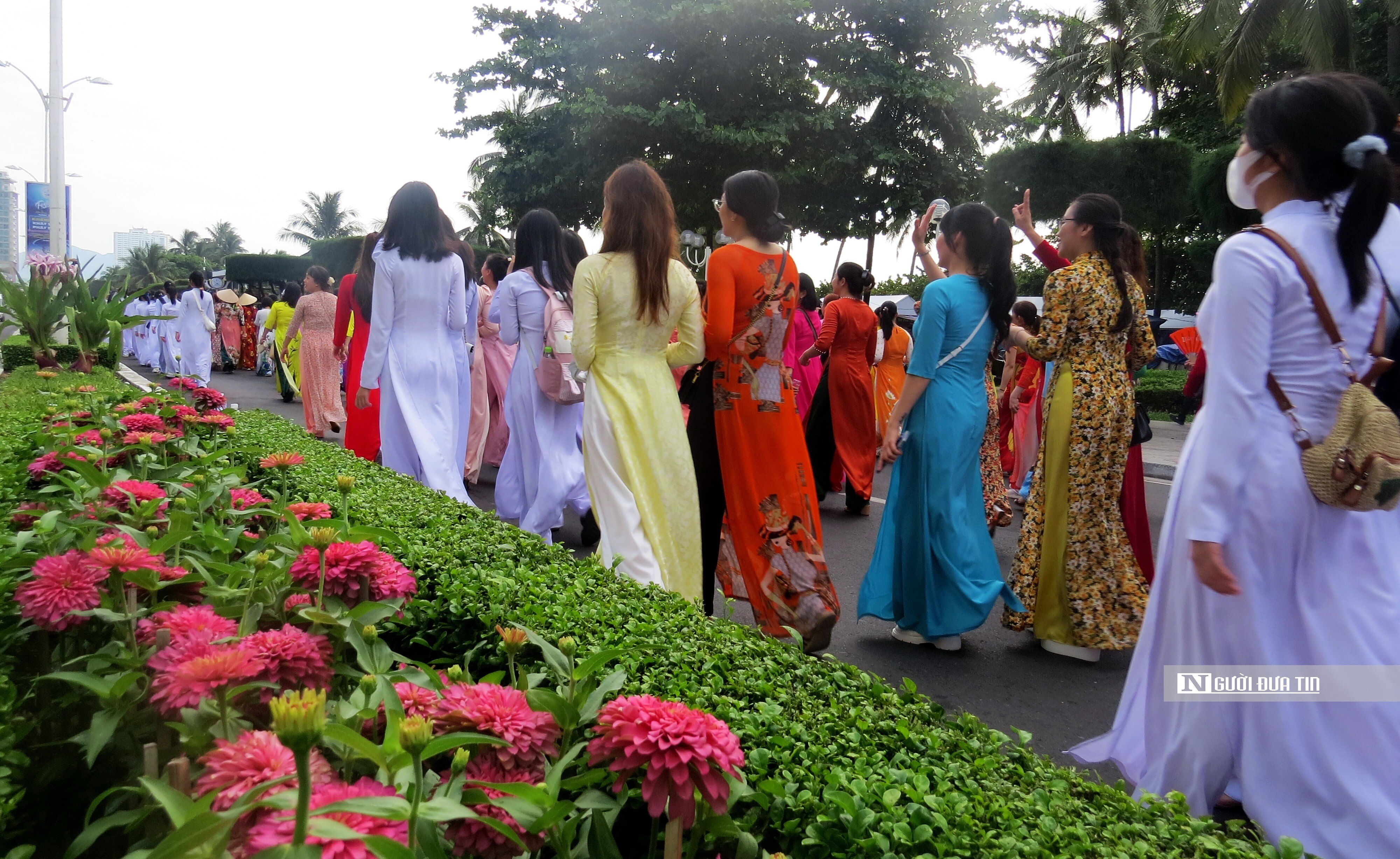 Sự kiện - Hơn 6.000 phụ nữ Khánh Hòa diễu hành tôn vinh áo dài trên phố (Hình 12).