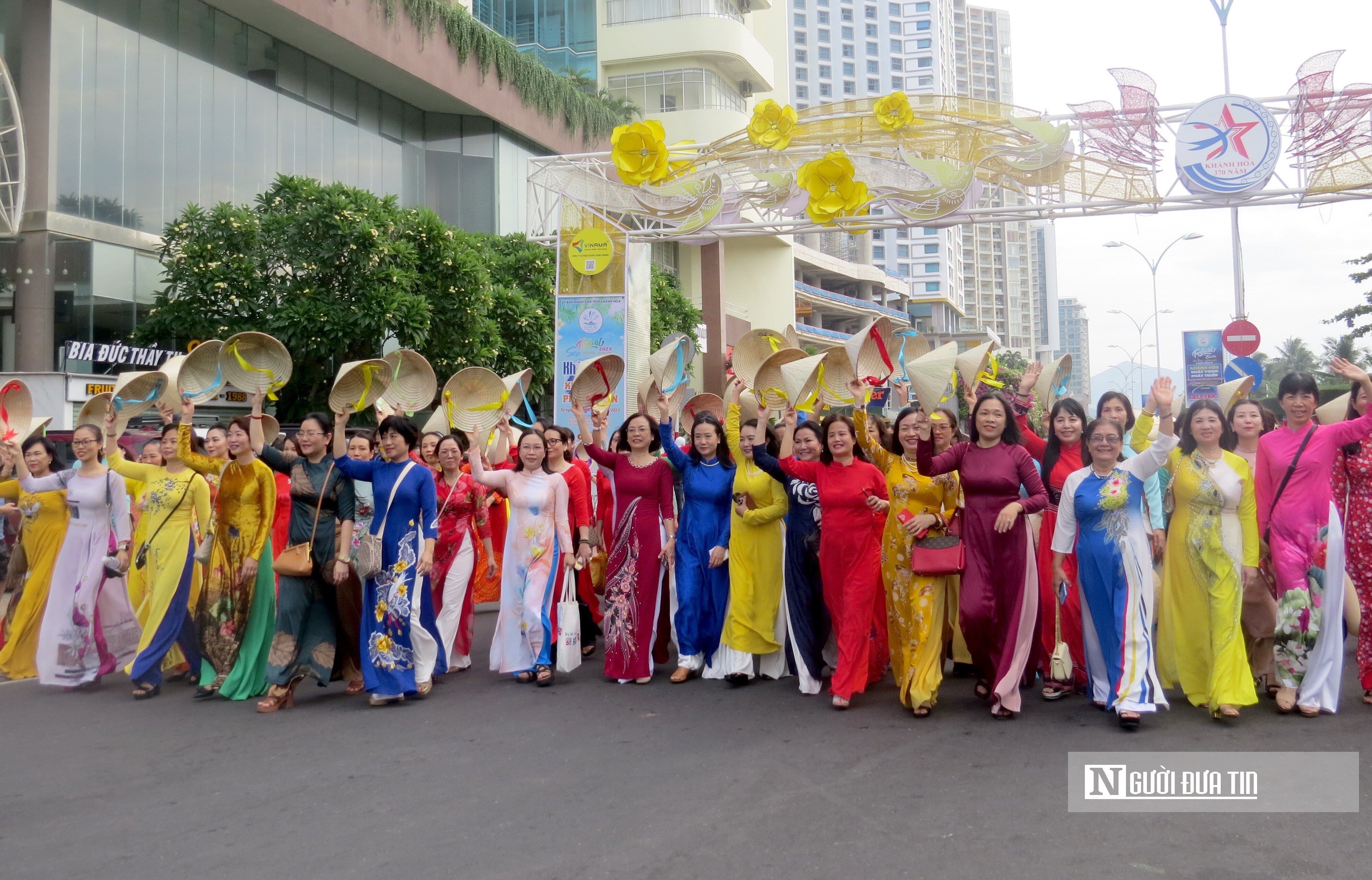Sự kiện - Hơn 6.000 phụ nữ Khánh Hòa diễu hành tôn vinh áo dài trên phố (Hình 13).