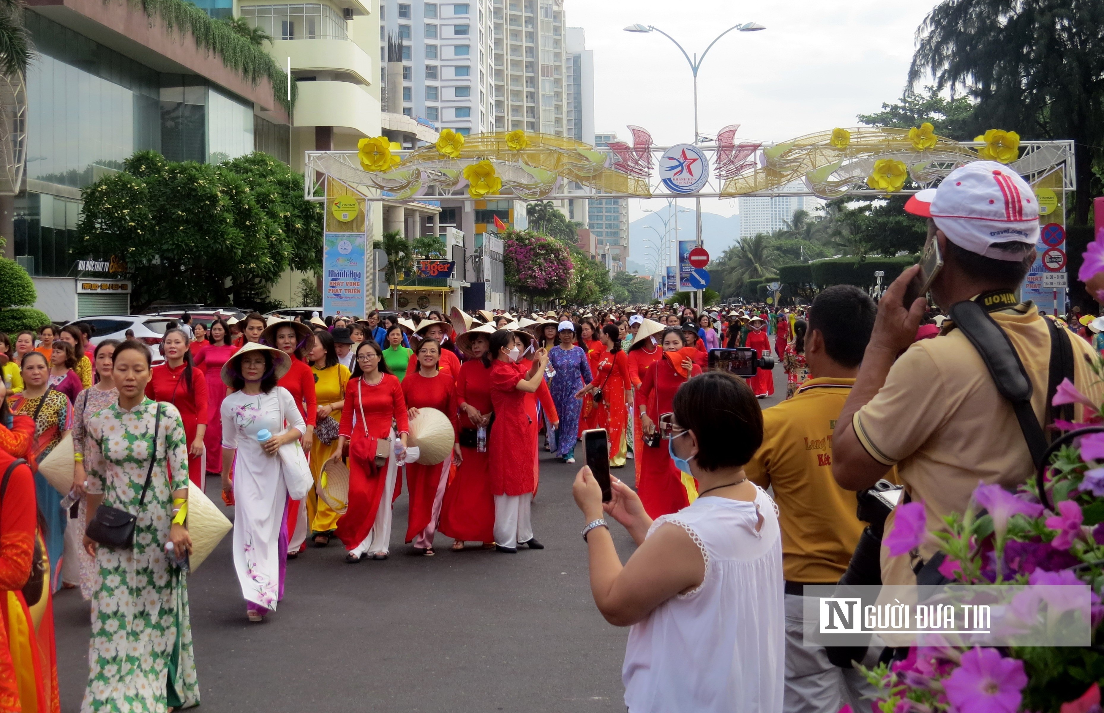 Sự kiện - Hơn 6.000 phụ nữ Khánh Hòa diễu hành tôn vinh áo dài trên phố (Hình 14).