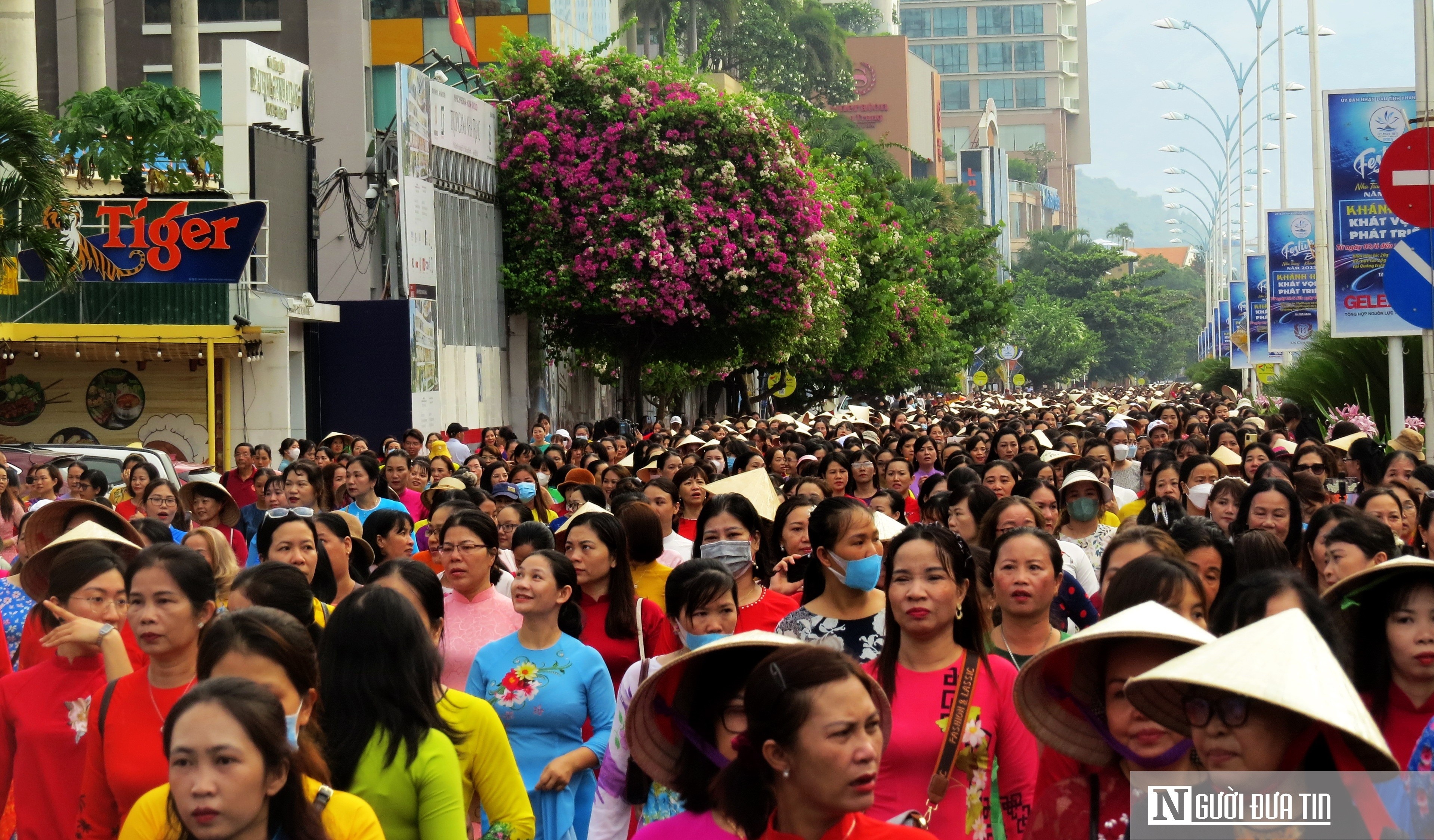 Sự kiện - Hơn 6.000 phụ nữ Khánh Hòa diễu hành tôn vinh áo dài trên phố (Hình 15).