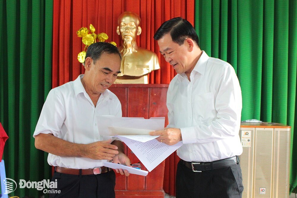 Ủy viên Trung ương Đảng, Bí thư Tỉnh ủy Nguyễn Hồng Lĩnh trao tặng 5 triệu đồng cho chi bộ KP.Đồng Nai