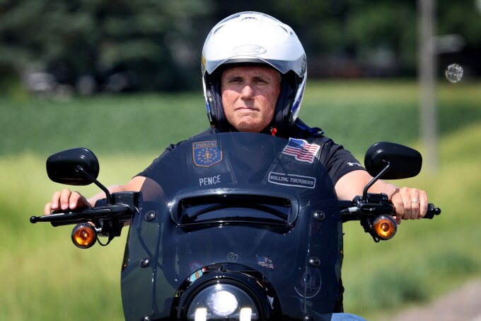 Cựu phó tổng thống Mỹ Mike Pence lái môtô tới sự kiện ở Des Moines, Iowa, hôm 3/6. Ảnh: AFP