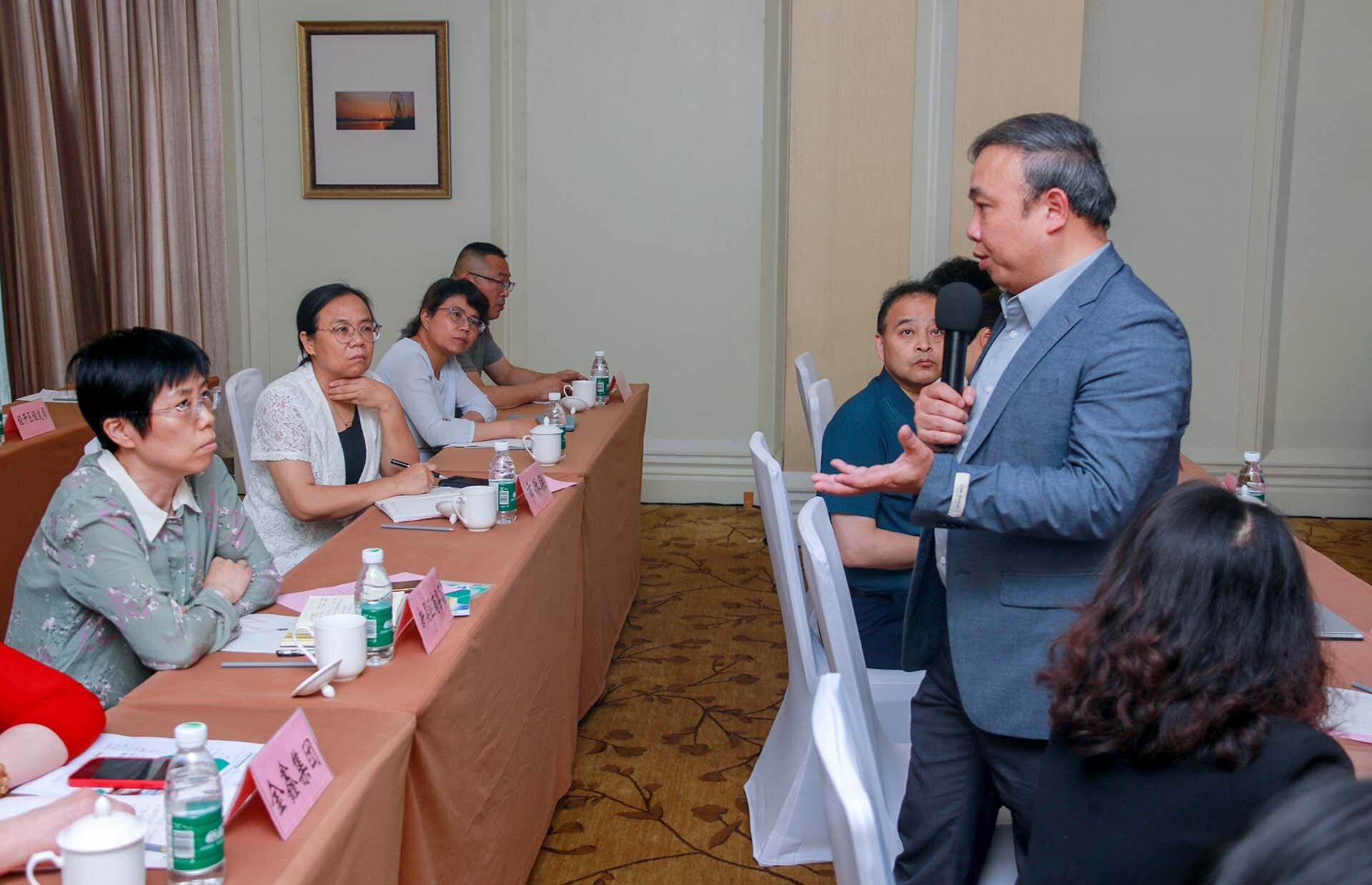 Các doanh nghiệp tham gia Tọa đàm cũng đặt nhiều câu hỏi liên quan đến các lĩnh vực ưu tiên, thủ tục đăng ký đầu tư, kinh doanh tại Việt Nam.