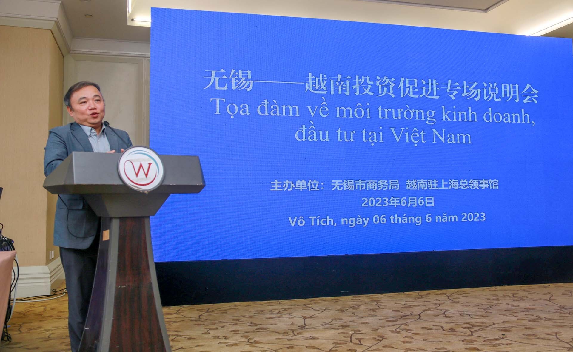 Tổng lãnh sự Nguyễn Thế Tùng phát biểu khai mạc Tọa đàm.