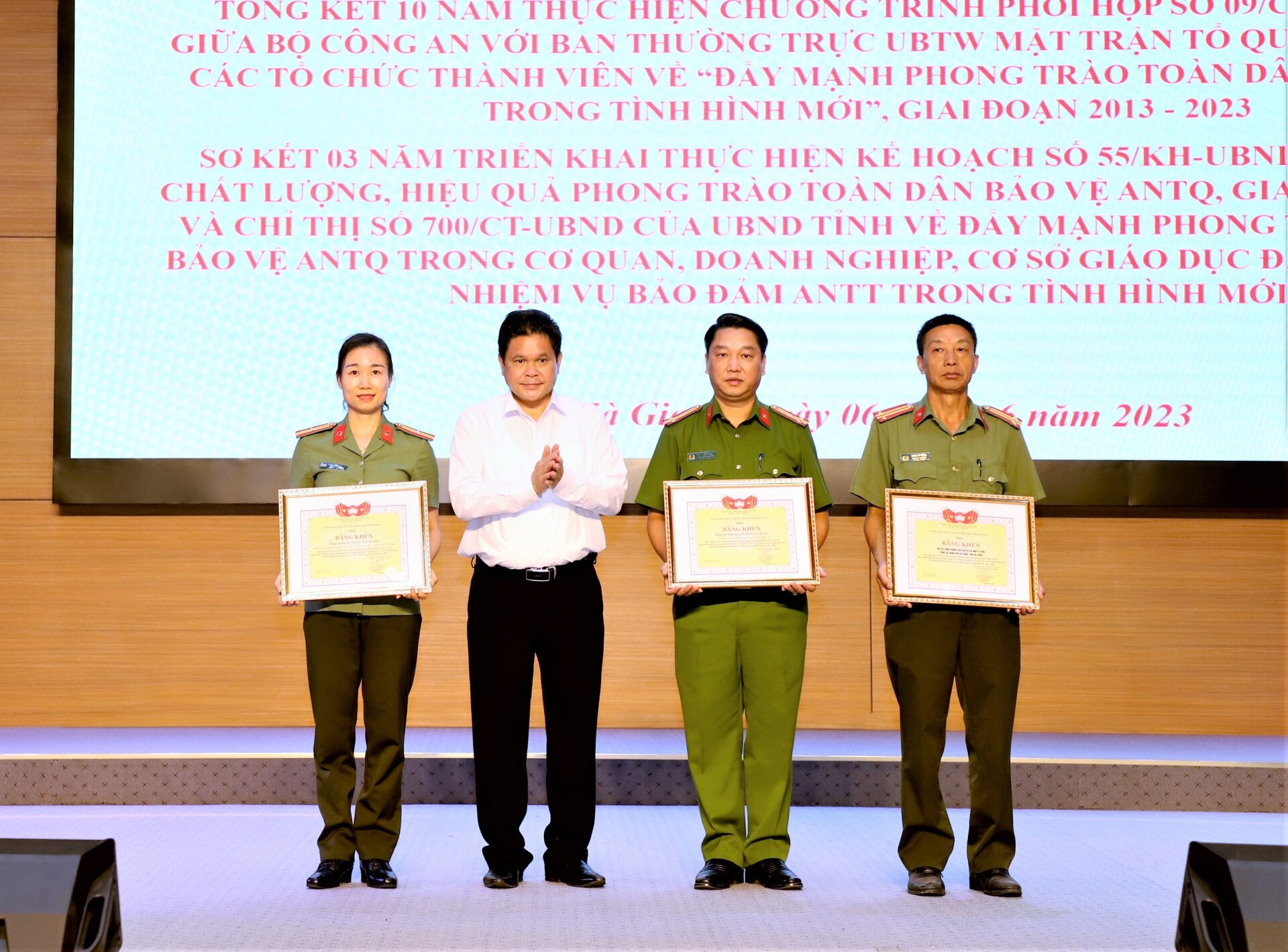 Chủ tịch Ủy ban MTTQ tỉnh Vàng Seo Cón tặng Bằng khen cho các tập thể.