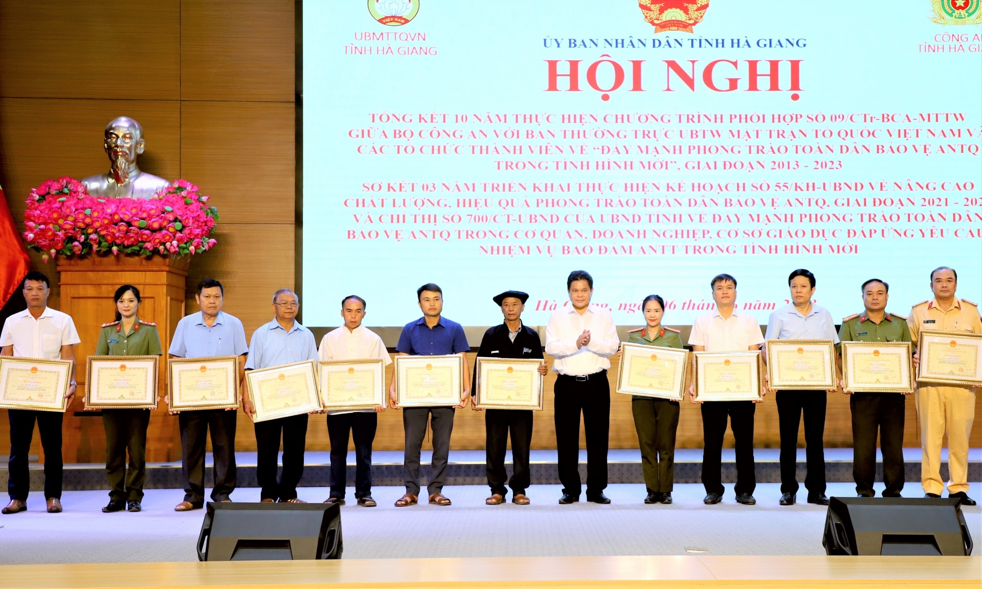 Chủ tịch Ủy ban MTTQ tỉnh Vàng Seo Cón tặng Bằng khen cho các cá nhân.