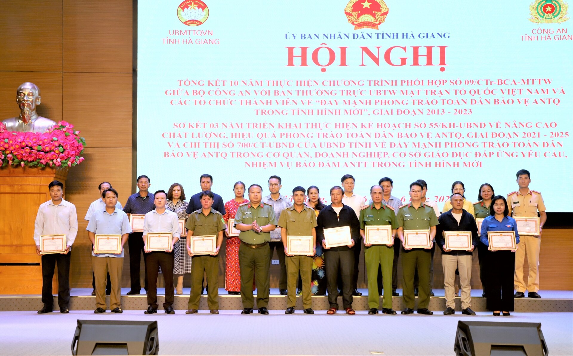 Đại tá Phan Huy Ngọc, Giám đốc Công an tỉnh tặng Giấy khen cho các tập thể, cá nhân.