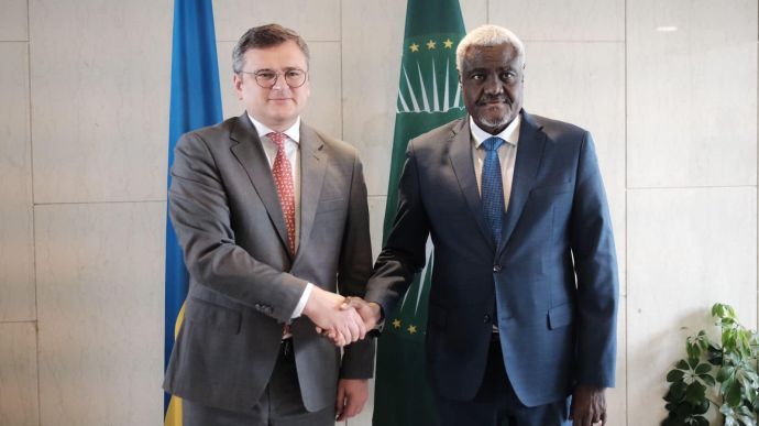 Ngoại trưởng Ukraine Dmytro Kuleba (trái) trong chuyến thăm tới Ethiopia. Ảnh: Pravda